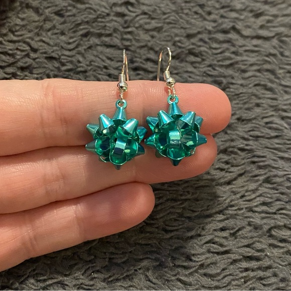 Green Christmas Bow earrings - Picture 2 of 3